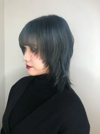ミディアム カラー ウルフカット／吉村 桃子のヘアスタイル