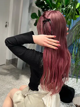 ロング カラー ヘアアレンジ 𝑴𝑰𝑨🎀赤髪 /ピンク/髪質改善のヘアスタイル