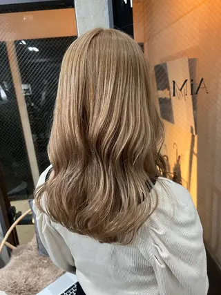 ミディアム maya レイヤーカットのヘアスタイル