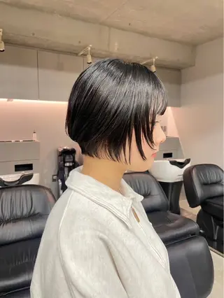 ショート カラー 曲がる縮毛矯正 センターパートのヘアスタイル