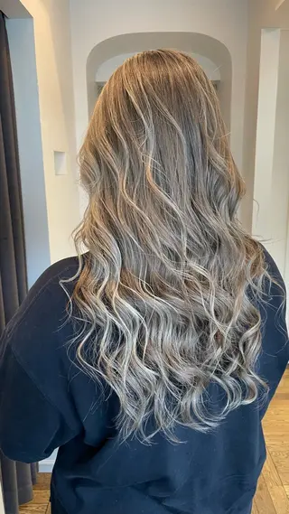 セミロング ブリーチ毛矯正.髪質 改善.髪にドラマをのヘアスタイル