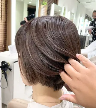 ショート カラー 清藤綾/脱白髪染め 白髪ぼかしハイライトのヘアスタイル