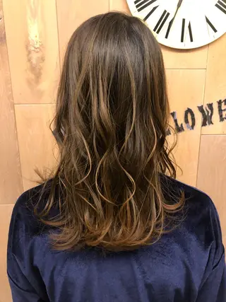 セミロング Aya/四条烏丸/ インナーカラーのヘアスタイル