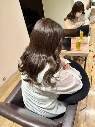 セミロング N+【エヌプラス】所属・川畑 心子のヘアスタイル