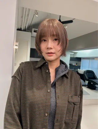 ショート カラー ハイトーンボブ 前田 表参道　グレージュのヘアスタイル