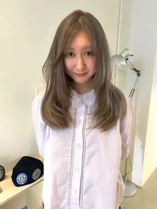 セミロング カラー ユナ/ダブルカラー ベージュ ボブカットのヘアスタイル