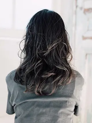 セミロング カラー 白髪ぼかしハイライト 柳川拓哉のヘアスタイル