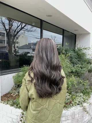 ロング ROZA germe所属・SHIO / ハイトーンカラーのヘアスタイル