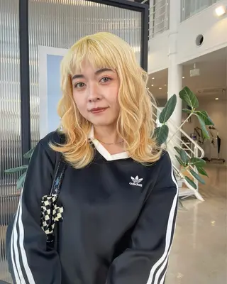 ミディアム カラー tomo🍒パーマ ハイトーン似合わせのヘアスタイル