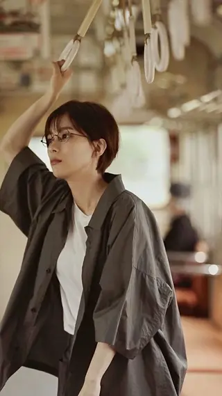 ショート カラー 曲がる縮毛矯正 センターパートのヘアスタイル