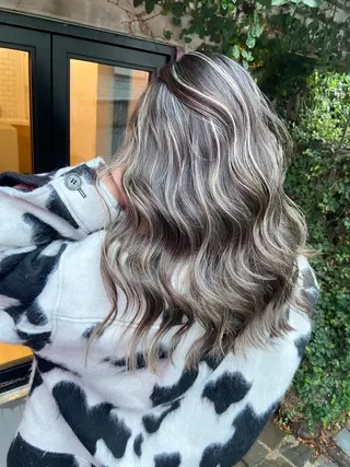 セミロング 白いハイライト🤍 タナカリョウスケのヘアスタイル