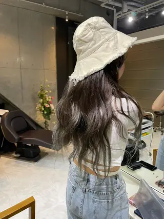 カラー ミルクティー× グレージュMOMOのヘアスタイル