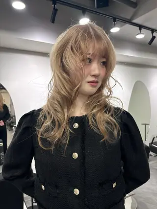 セミロング カラー ヘアアレンジ のん🎀ハイトーン/ レイヤーカット🐳のヘアスタイル