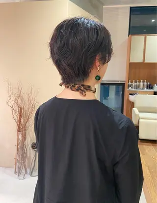 ショート アカツ ミナのヘアスタイル