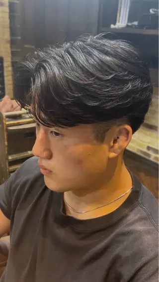 ショート パーマ モナン新宿所属・曲がる縮毛 メンズ 毛流れ 佐々木 優のヘアスタイル