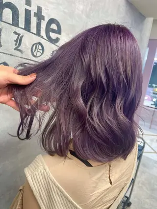 ミディアム カラー オフホワイトアンドなんば所属・福西 洋斗のヘアスタイル