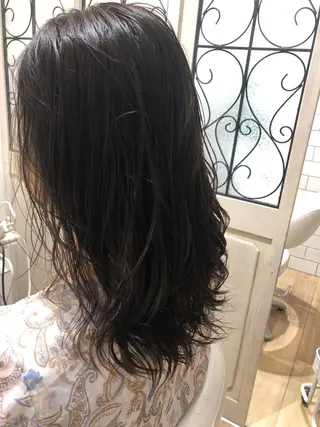 ミディアム パーマ ブリーチ無し白髪ぼか し/艶髪/津嘉山のヘアスタイル