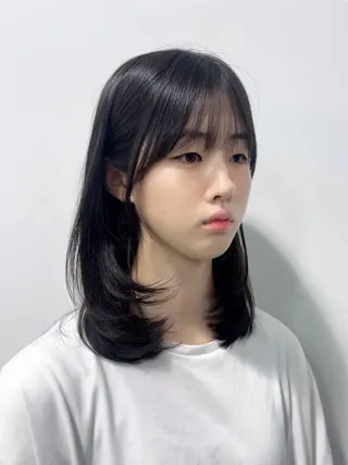ミディアム 拝頭　奈枝 Beretのヘアスタイル