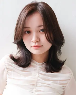 ミディアム 安江 理緒のヘアスタイル