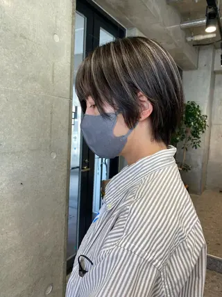 ショート デザインカラー 🤍シノブ🤍のヘアスタイル