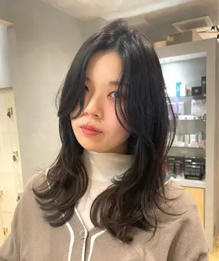 セミロング 樋口 美咲のヘアスタイル