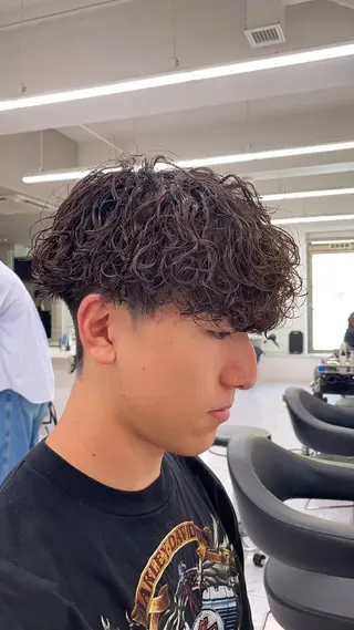 ショート パーマ ヘアアレンジ メンズ 艶カラー の達人のヘアスタイル