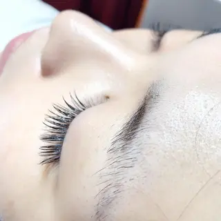 マツエク・マツパ UMEDA FIGAROのヘアスタイル