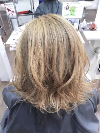 ミディアム カラー ハイライト/インナー /ブリーチ/レイヤーのヘアスタイル