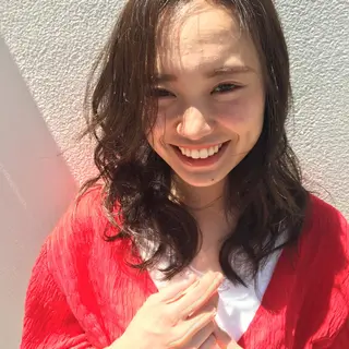 ミディアム カラー THE DAY所属・AKI HASHIMOTOのヘアスタイル