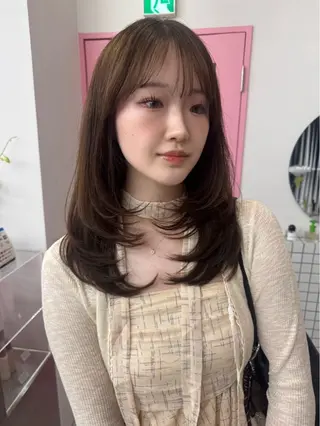 ミディアム レイヤーカット/透明 感カラー/saraのヘアスタイル