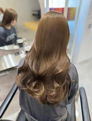 ロング カラー 梅田/ベージュ／ 艶カラー／三宅空翔のヘアスタイル