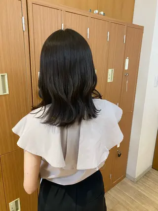 ミディアム i.+OMOTESANDO所属・mei / 艶カラー ミディアム レイヤーのヘアスタイル