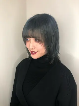 ミディアム カラー ウルフカット／吉村 桃子のヘアスタイル