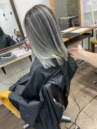 ミディアム カラー ヒカ/外国人風 デザインカラーのヘアスタイル