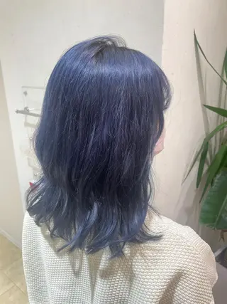 ミディアム カラー ヘアアレンジ 青髪特化🩵ブリーチ ハッシュカットのヘアスタイル