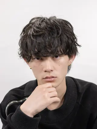 ショート カラー パーマ メンズ 【シャドウパーマ センターパート】義心のヘアスタイル