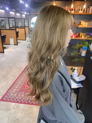 ロング カラー Linda　Hiro所属・坂下 麻梨奈のヘアスタイル