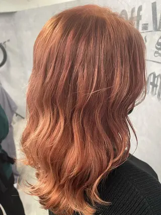 セミロング カラー オフホワイトアンドなんば所属・福西 洋斗のヘアスタイル