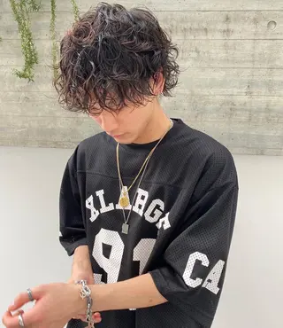 ミディアム パーマ メンズ パーマ、髪質改善 カズマのヘアスタイル