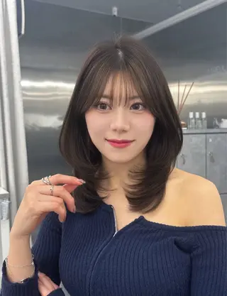 ミディアム 栄/レイヤー/ 津野 こころのヘアスタイル