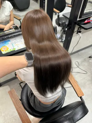 ロング 井本翔太.髪質改善. ベージュ.グレージュのヘアスタイル