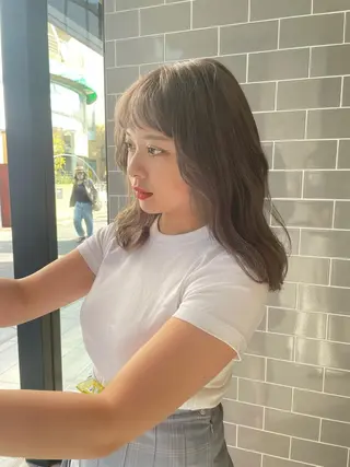 セミロング LANVERY所属・うる艶ヘア💐 艶ハイトーン💐彩夏のヘアスタイル