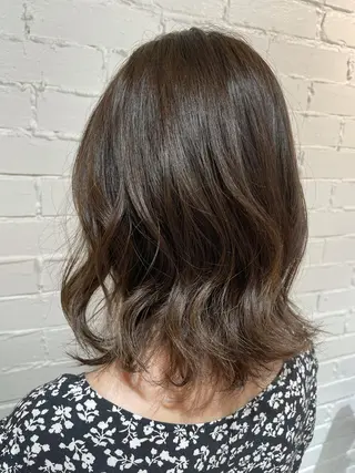 ミディアム カラー 小柳 歩美のヘアスタイル