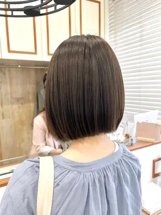 ショート カラー ぱつっとボブ/ 小野あかねのヘアスタイル