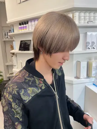 ショート カラー メンズ ブリーチ/グレージュ 🎀momo🎀のヘアスタイル