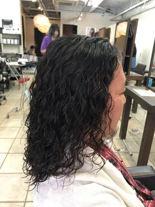 ミディアム パーマ メンズ カ レラのヘアスタイル