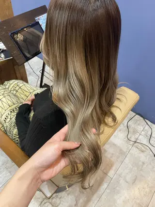 ロング カラー 小坂 真子のヘアスタイル