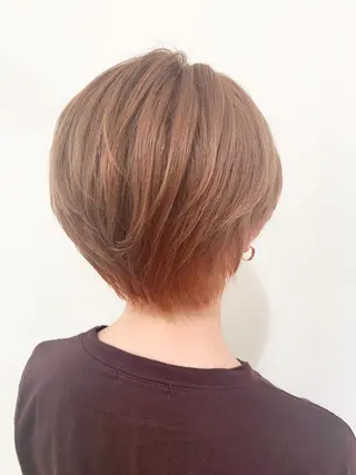 ショート カラー 乳井 悠香のヘアスタイル