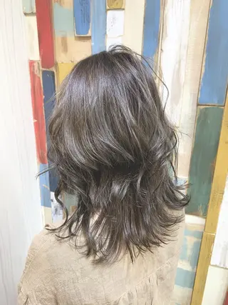 セミロング 嶋村夏実🌼レイヤー 🌸白髪ぼかしのヘアスタイル