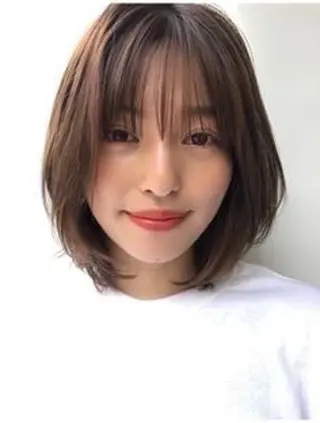 ミディアム 鷹尾 汐音のヘアスタイル